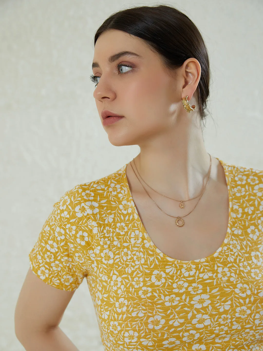 Berrylush Women Yellow & White Floral Printed Scoop Neck Waist Tie-Up Cotton Slim-Fit Cropped T-Shirt