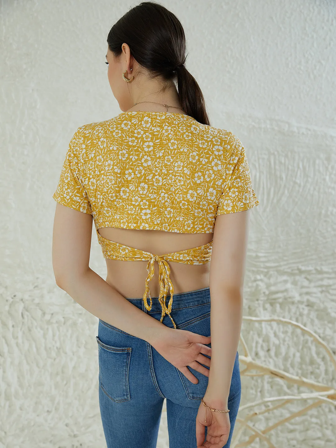 Berrylush Women Yellow & White Floral Printed Scoop Neck Waist Tie-Up Cotton Slim-Fit Cropped T-Shirt